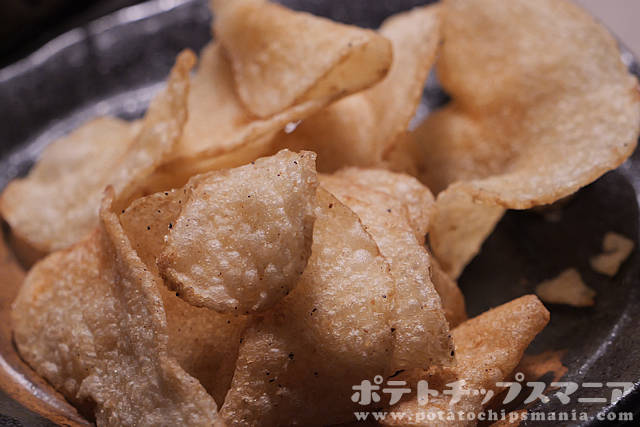 カルビー 堅あげポテト 手羽先の黒胡椒仕立ての味