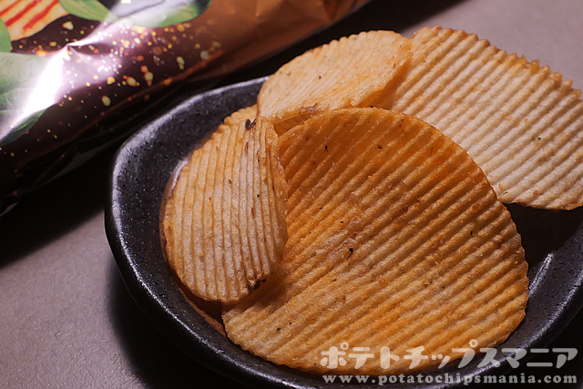 カルビー ポテトチップス 濃厚キング チーズ & バジル味の味